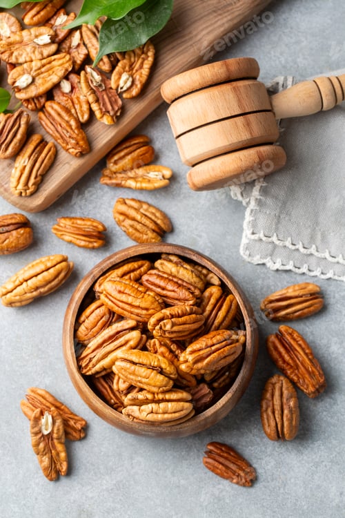 Preview: Tasty pecan nuts in bowl