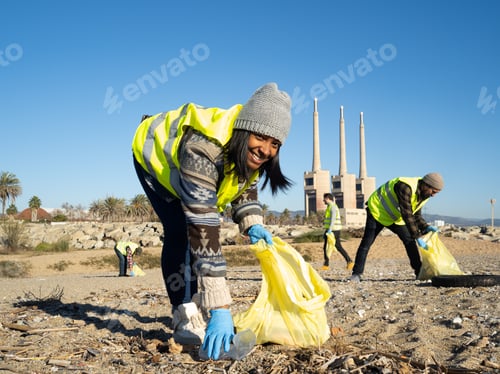 Preview: Young volunteer african american woman collecting plastic.Concept of environmentalist