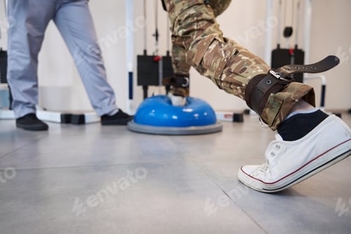 Preview: Session of restorative physiotherapy exercises in a military hospital