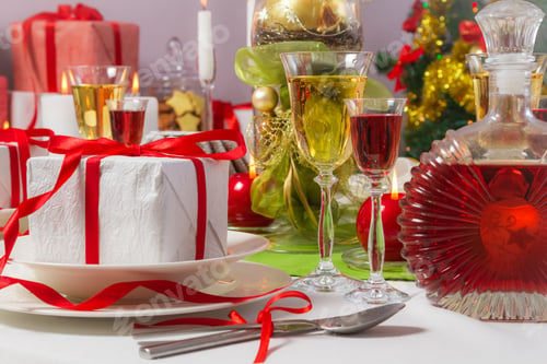 Preview: Candlelight and gifts all around the Christmas table