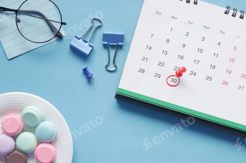 Preview: deadline concept with push pin on calendar date top view