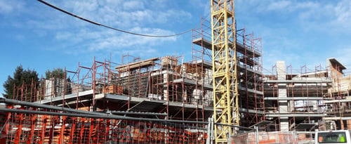 Preview: Crane at a construction site under a wispy sky