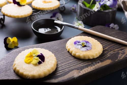 Preview: Homemade shortbread cookies with edible flowers
