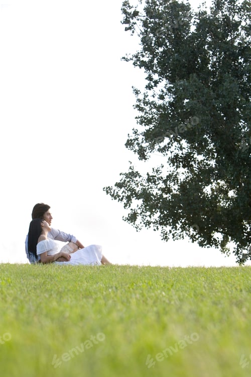 Preview: Young couple sitting in park