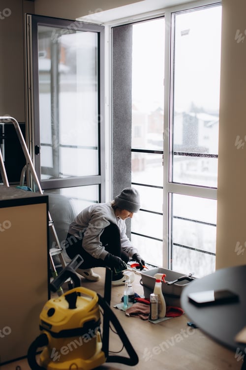 Preview: Professional cleaner washing apartment windows