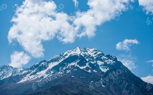 Vorschau: Schneebedeckte Bergkette in Gorakha