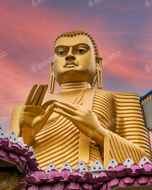 Preview: Golden Buddha statue in Dambulla Temple in Sri Lanka