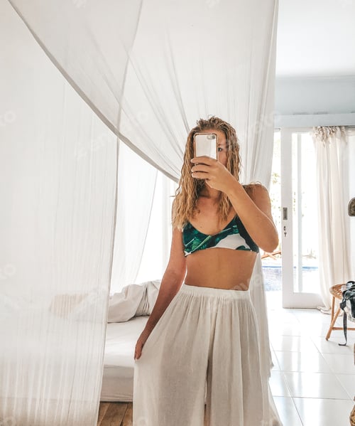 Preview: Selfie on the mirror of a woman