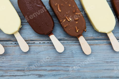 Preview: Chocolate ice cream lollies on a wooden background.