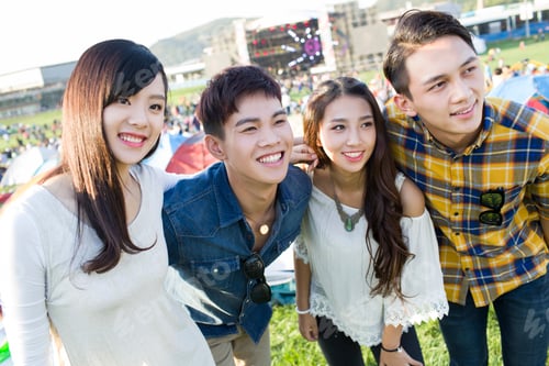 Preview: Happy friends at music festival