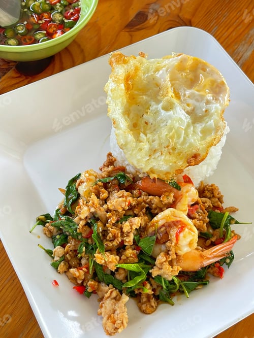 Preview: Rice topped with stir-fried pork and basil, Rice topped with stir fried minced pork and basil with F