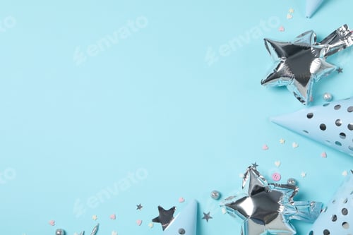 Visualização: Conceito de decoração de festa e confetes, balões e velas.