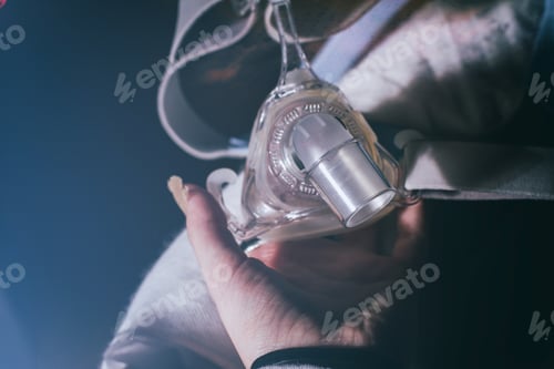Preview: Hand holding an oxygen mask