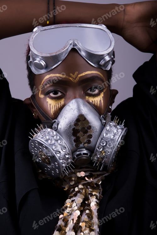 Preview: Woman with gas mask and creative gold makeup
