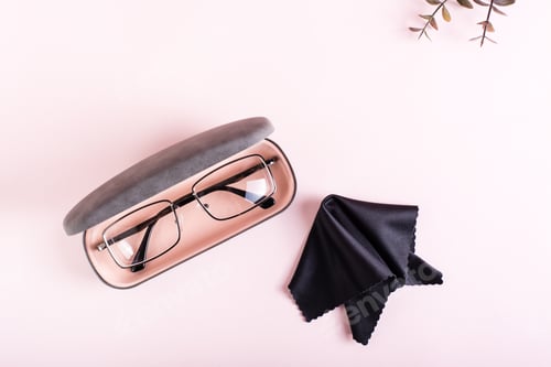 Preview: Glasses in an open case and cleaning cloth. Storage and care. Top view.