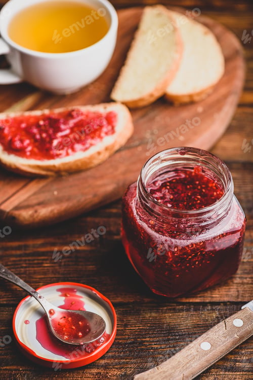 Preview: Toast with homemade raspberry jam