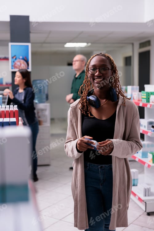 Preview: Portrait of cheerful client choosing to buy medicine, drugs