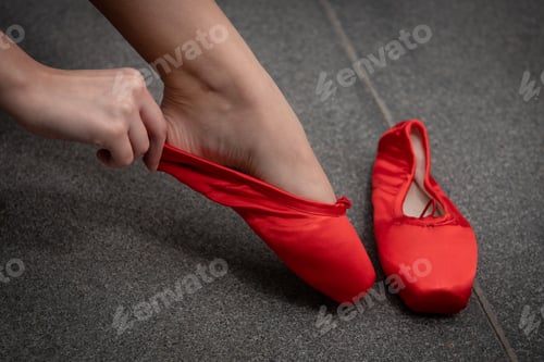 Vista previa: Ballerina dancer wearing red pallet pointe slippers