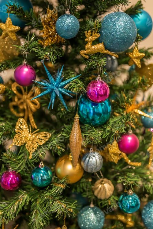 Preview: Christmas tree with ornaments