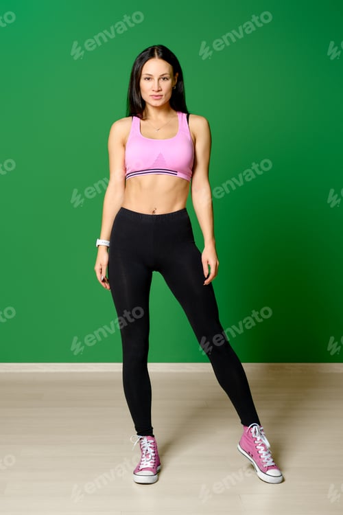 Preview: Full length portrait of fitness instructor in gym