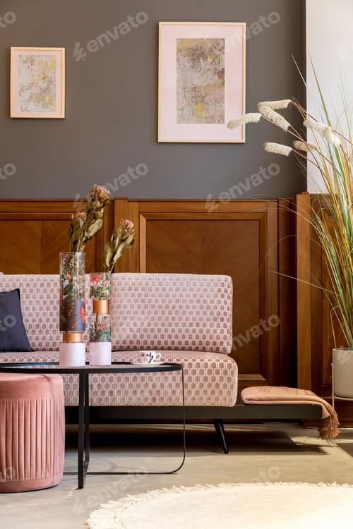 Vorschau: Stilvolles Interieur des Wohnzimmers mit rosafarbenem Samtsofa.