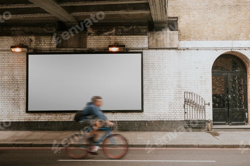 Visualização: Motociclista passando por outdoor com espaço de design nas ruas de Londres