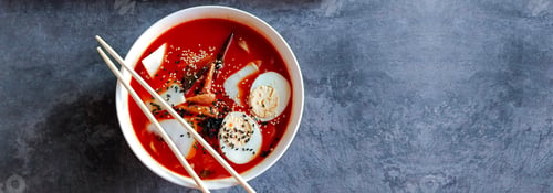 Preview: Spicy asian Ramen noodles with Prawns and greens on dark background