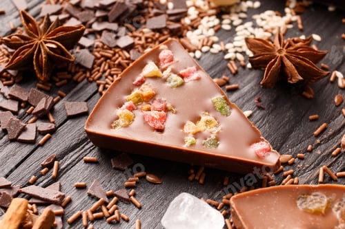 Vorschau: Schokopizza drauf? hölzerner Hintergrund