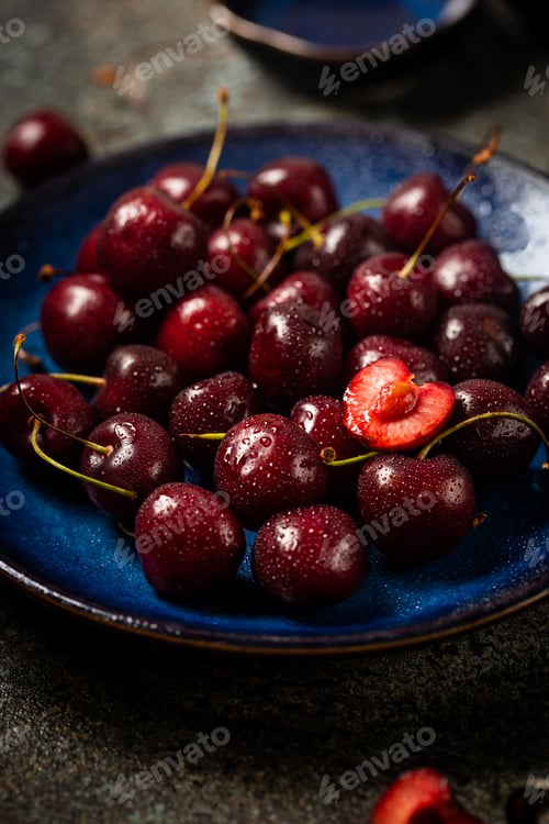 Preview: Fresh cherry on plate