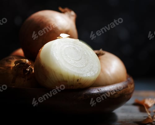Preview: Closeup of fresh onions in wooden bowl