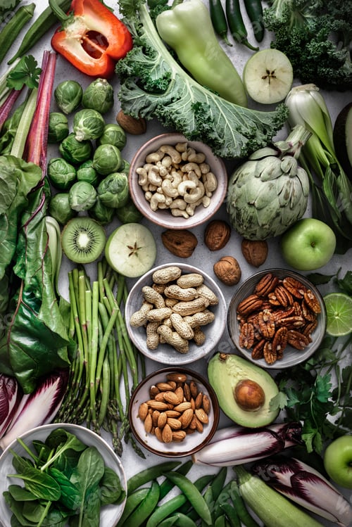 Preview: Green vegetables with mixed nuts flat lay healthy lifestyle