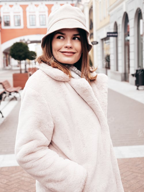 Preview: Beautiful woman in fur coat outdoors