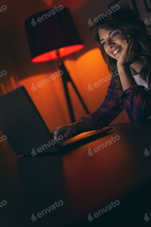 Visualização: Jovem mulher fazendo uma videochamada