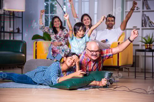 Visualização: Família multigeracional indiana jogando videogame em casa