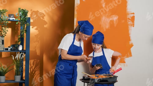 Preview: Mother and girl looking at inspiration on mobile phone