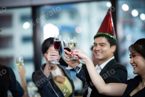 Visualização: Um brinde ao sucesso. Grupo de empresários brindando com champanhe e sorrindo
