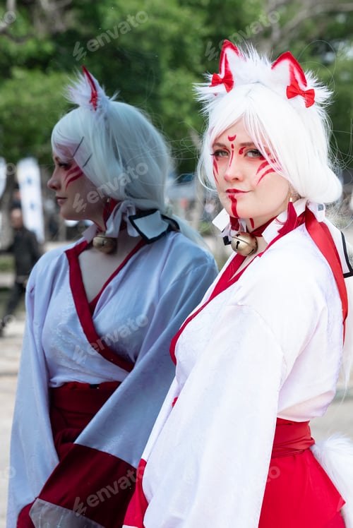 Preview: Female cosplayer in a cat priestess outfit at Comic Con