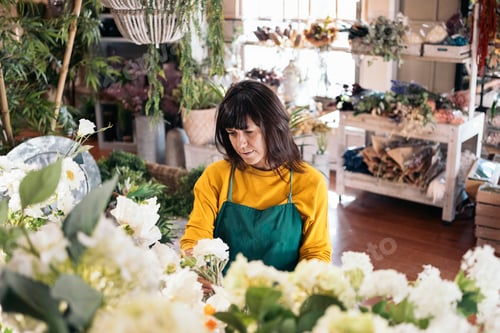 Preview: Beautiful Florist Woman Working with Flowers