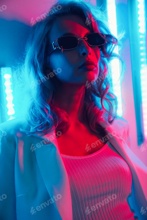 Preview: Blond woman in studio