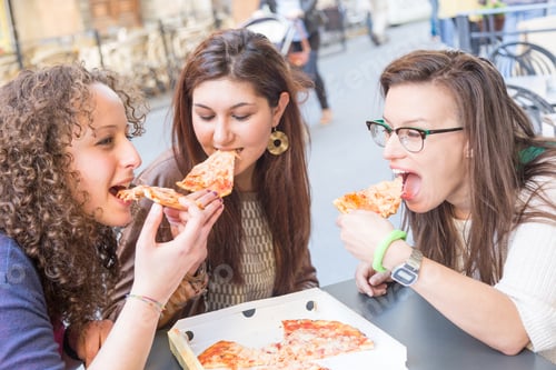 Preview: Girls Eating Pizza in the City