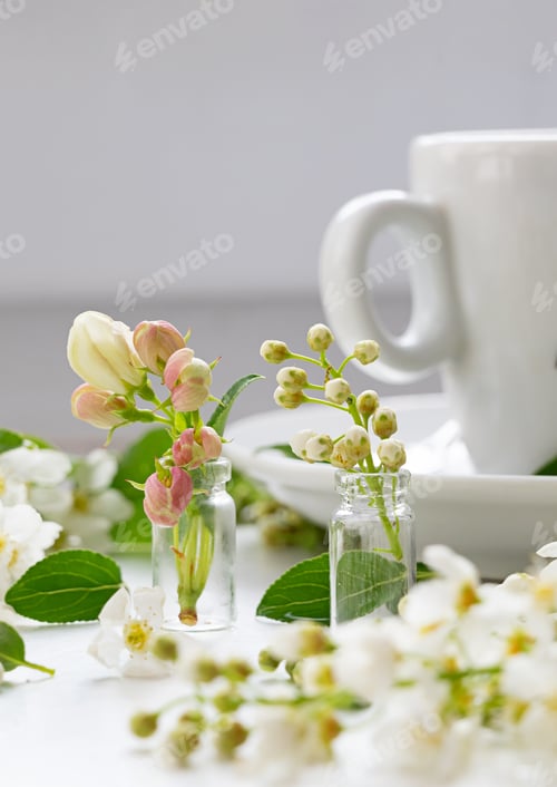 Visualização: Cartão em branco cercado por flores delicadas e sombras estampadas em uma superfície branca macia em tons naturais