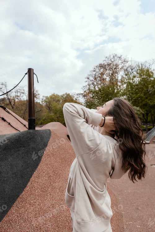 Preview: Young girl in light tracksuit doing sports