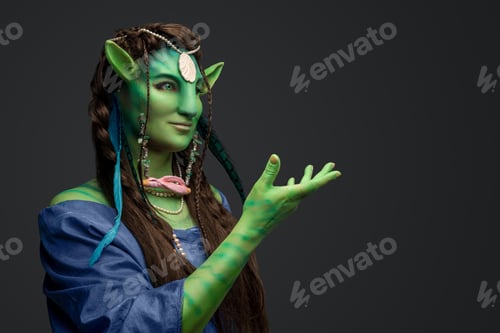Preview: Mythical female elf with green skin and outstretched arm