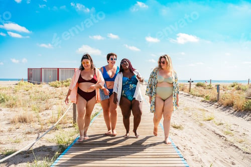 Preview: Group of plus size women with swimwear at the beach