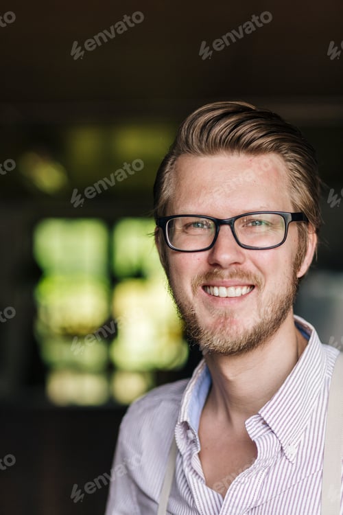 Preview: Portrait of smiling man wearing white shirt and eyeglasses