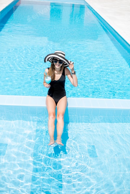 Preview: Woman relaxing in the swimming pool