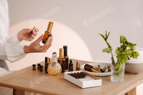 Preview: Close-up of female hands holding a bottle of essential oil, Aromatherapy