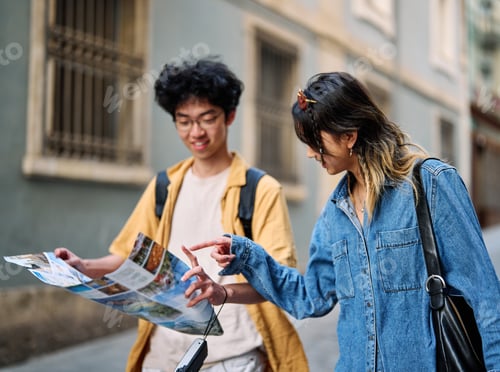 Visualização: cidade: jovem mulher viajando, mapa turístico, casal, férias felizes, estilo de vida, guia de férias