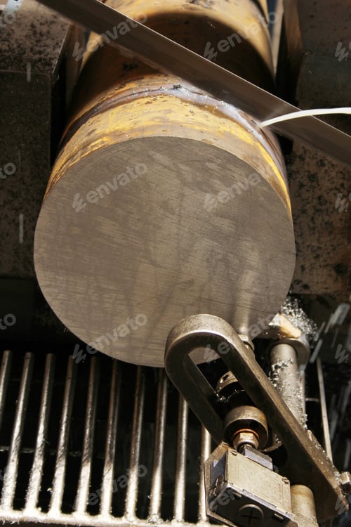Preview: Automatic bandsaw sawing metal workpiece. From the cooling pipes supplied lubricity emulsion.