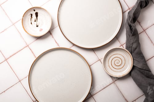 Preview: Flat lay textured ripple empty grey ceramic plate with napkin